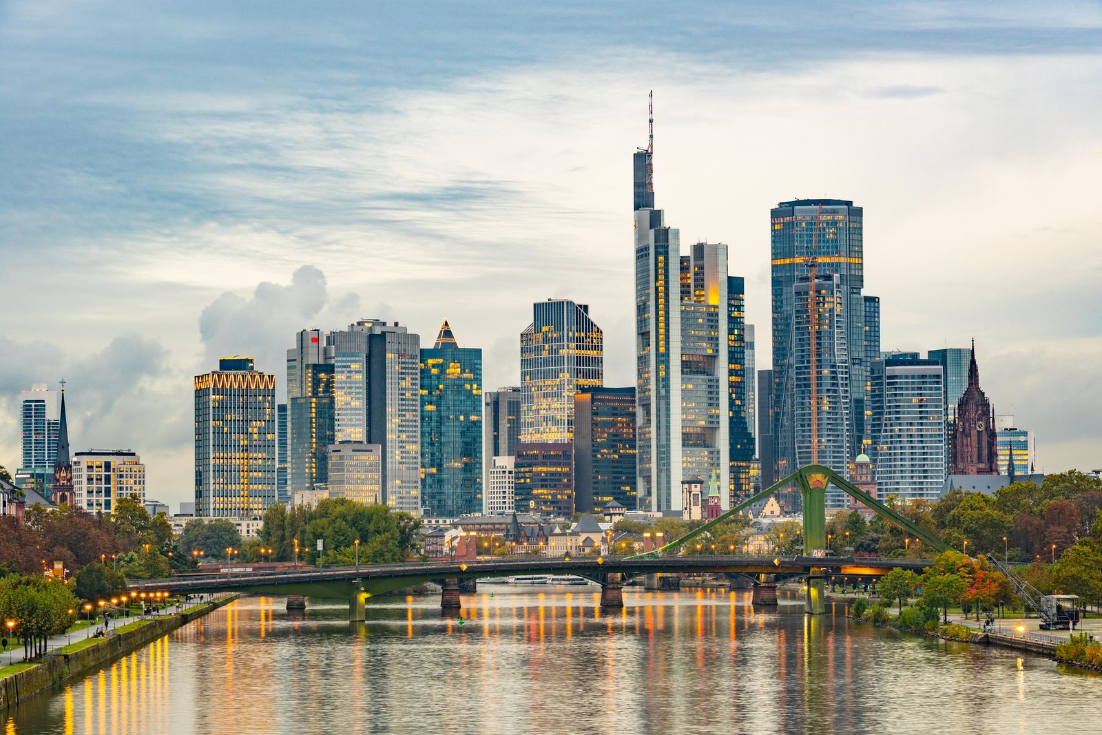 Frankfurter Skyline über dem Main